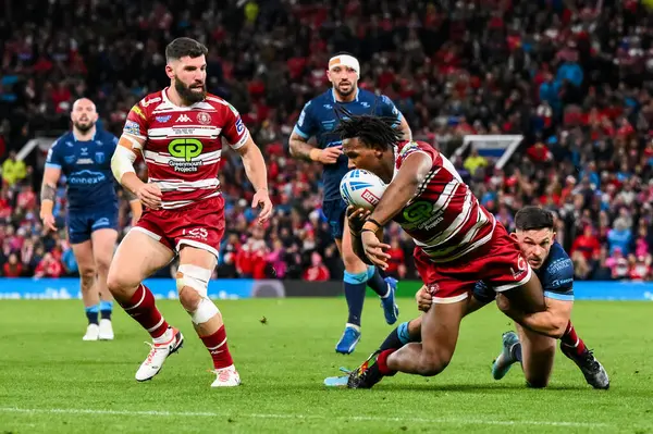 Wigan Warriors 'un Junior Nsemba' sı, 12 Ekim 2024 'te Old Trafford, Manchester, İngiltere' de oynanan Betfred Süper Lig Süper Lig Finali Wigan Warriors vs Hull KR maçında Hull KR 'ın Niall Evalds' ı tarafından oynanan maçta topu düşürüyor.