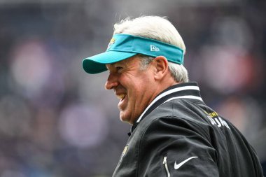 Doug Pederson, Jacksonville Jaguars 'ın baş antrenörü, Chicago Bears - Jacksonville Jaguars maçında 13 Ekim 2024' te Tottenham Hotspur Stadyumu 'nda ısındı.