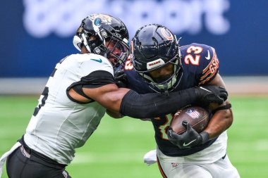 Chicago Bears takımından Roschon Johnson, Jacksonville Jaguars 'dan Andre Cisco' ya karşı Chicago Bears - Jacksonville Jaguars maçı sırasında Tottenham Hotspur Stadyumu, Londra, 13 Ekim 2024