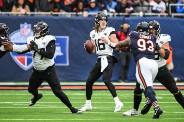 Jacksonville Jaguars takımından Trevor Lawrence, Chicago Bears - Jacksonville Jaguars maçında sahaya bakıyor. Tottenham Hotspur Stadyumu, Londra, 13 Ekim 2024
