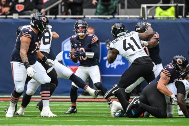 Chicago Bears takımından Caleb Williams, Chicago Bears - Jacksonville Jaguars maçında sahaya bakıyor. Tottenham Hotspur Stadyumu, Londra, 13 Ekim 2024