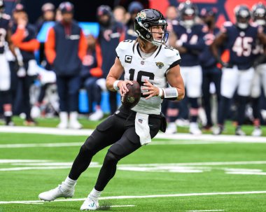 Jacksonville Jaguars takımından Trevor Lawrence, Chicago Bears - Jacksonville Jaguars maçında sahaya bakıyor. Tottenham Hotspur Stadyumu, Londra, 13 Ekim 2024