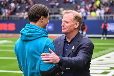 NFL Komiseri Roger Goodell, Jacksonville Jaguarları 'ndan Louis Rees-Zammit' i, Chicago Bears - Jacksonville Jaguars maçı öncesinde, 13 Ekim 2024 'te Tottenham Hotspur Stadyumu' nda kucaklıyor.