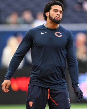 Chicago Bears takımından Caleb Williams, Chicago Bears 'e karşı Jacksonville Jaguars maçı öncesinde 13 Ekim 2024' te Tottenham Hotspur Stadyumu 'nda oynanacak maç öncesi ısınma maçında.
