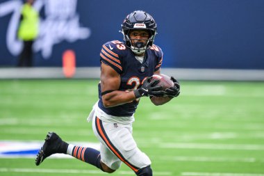 Chicago Bears takımından Roschon Johnson, Chicago Bears - Jacksonville Jaguars maçında sahaya çıktı. Tottenham Hotspur Stadyumu, Londra, 13 Ekim 2024