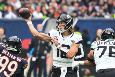 Jacksonville Jaguars takımından Trevor Lawrence, Chicago Bears - Jacksonville Jaguars maçında sahaya fırlattı. Tottenham Hotspur Stadyumu, Londra, 13 Ekim 2024