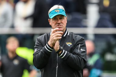 Doug Pederson, Jacksonville Jaguars 'ın baş antrenörü, Chicago Bears - Jacksonville Jaguars maçında 13 Ekim 2024' te Tottenham Hotspur Stadyumu 'nda ısındı.