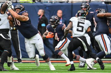 Chicago Bears takımından D 'Andre Swift, Chicago Bears - Jacksonville Jaguars maçında Tottenham Hotspur Stadyumu' nda 13 Ekim 2024 'te bir boşluk arıyor.