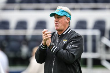 Doug Pederson, Jacksonville Jaguars 'ın baş antrenörü, Chicago Bears - Jacksonville Jaguars maçında 13 Ekim 2024' te Tottenham Hotspur Stadyumu 'nda ısındı.