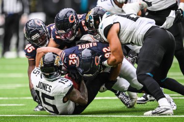 Tim Jones, Chicago Bears - Jacksonville Jaguars maçında Daniel Hardy, Amen Ogbongbemiga ve Jack Sanborn tarafından 13 Ekim 2024 'te Tottenham Hotspur Stadyumu' nda yenildi.
