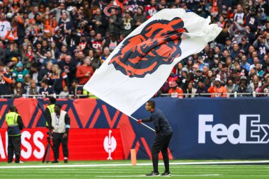 Chicago Bears bayrağı, Chicago Bears - Jacksonville Jaguars maçında 13 Ekim 2024 'te Tottenham Hotspur Stadyumu' nda oynanan ara sırasında sallanıyor.