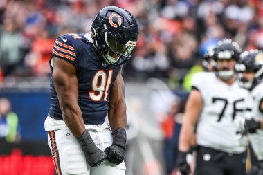 Chicago Bears takımından Chris Williams, Chicago Bears - Jacksonville Jaguars maçında, 13 Ekim 2024 'te Tottenham Hotspur Stadyumu' nda Trevor Lawrence 'ın kovulmasını kutluyor.