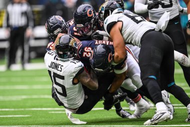 Chicago Bears - Jacksonville Jaguars maçında Daniel Hardy, Amen Ogbongbemiga ve Jack Sanborn, Tottenham Hotspur Stadyumu, 13 Ekim 2024