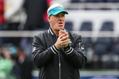 Doug Pederson, Jacksonville Jaguars 'ın baş antrenörü, Chicago Bears - Jacksonville Jaguars maçında 13 Ekim 2024' te Tottenham Hotspur Stadyumu 'nda ısındı.