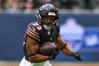 Chicago Bears takımından Roschon Johnson, Chicago Bears 'in Jacksonville Jaguars' a karşı oynadığı Tottenham Hotspur Stadyumu 'nda 13 Ekim 2024' te oynanan 6 haftalık maçta topu aldı.