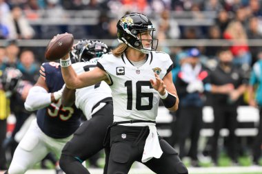 Jacksonville Jaguars takımından Trevor Lawrence, Chicago Bears - Jacksonville Jaguars maçında Tottenham Hotspur Stadyumu, Londra, 13 Ekim 2024