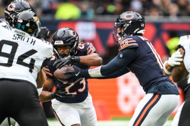 Chicago Bears takımından Caleb Williams, Chicago Bears - Jacksonville Jaguars maçında 13 Ekim 2024 'te Tottenham Hotspur Stadyumu' nda Roschon Johnson 'a devretti.