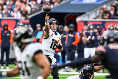 Jacksonville Jaguars takımından Trevor Lawrence, Chicago Bears - Jacksonville Jaguars maçında sahaya fırlattı. Tottenham Hotspur Stadyumu, Londra, 13 Ekim 2024