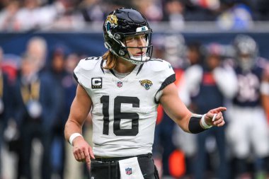 Jacksonville Jaguars takımından Trevor Lawrence, Chicago Bears - Jacksonville Jaguars maçında takım arkadaşına talimat veriyor. Tottenham Hotspur Stadyumu, Londra, Birleşik Krallık, 13 Ekim 2024