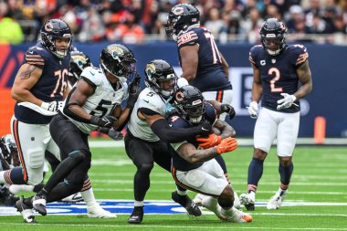 Chicago Ayıları 'ndan D' Andre Swift, Jacksonville Jaguarları 'ndan Andre Cisco tarafından, Chicago Bears' ın Jacksonville Jaguars 'a karşı oynadığı Tottenham Hotspur Stadyumu' nda 13 Ekim 2024 'de oynanan maçta yenildi.