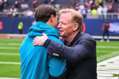 NFL Komiseri Roger Goodell, Jacksonville Jaguarları 'ndan Louis Rees-Zammit' i, Chicago Bears - Jacksonville Jaguars maçı öncesinde, 13 Ekim 2024 'te Tottenham Hotspur Stadyumu' nda kucaklıyor.