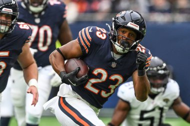 Chicago Bears takımından Roschon Johnson, Chicago Bears 'in Jacksonville Jaguars' a karşı oynadığı Tottenham Hotspur Stadyumu 'nda 13 Ekim 2024' te oynanan 6 haftalık maçta topu aldı.