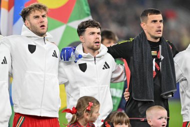 Galler 'den Neco Williams, UEFA Uluslar Ligi - Lig B - Grup 4 maçında ulusal marşı Cardiff City Stadyumu' nda Galler-Karadağ maçında söylüyor.