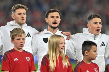 Galler 'den Liam Cullen, UEFA Uluslar Ligi - Lig B - Grup 4 maçında ulusal marşı Cardiff City Stadyumu' nda Galler - Karadağ maçında söylüyor.