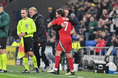 Galler 'den Craig Bellamy Menajeri, UEFA Uluslar Ligi - B-Grubu 4. Galler-Karadağ maçı sırasında Cardiff City Stadyumu, İngiltere, Cardiff, 14 Ekim 2024' te oynanan karşılaşmada Galler 'den Joe Allen' ı kucaklıyor.