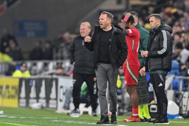Galler teknik direktörü Craig Bellamy takımına UEFA Uluslar Ligi - Grup B - Grup 4 maçı sırasında Cardiff City Stadyumu 'nda Galler - Karadağ maçında talimat verdi, Cardiff, İngiltere, 14 Ekim 2024