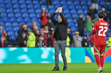 Galler teknik direktörü Craig Bellamy, UEFA Uluslar Ligi - Lig B-Grubu 4 maçında taraftarları Cardiff City Stadyumu, Cardiff, İngiltere, 14 Ekim 2024 'te Galler-Karadağ maçında alkışlıyor.