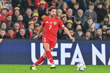 Galler 'den Joe Allen topu UEFA Uluslar Ligi - Lig B - Grup 4 maçı sırasında Cardiff City Stadyumu, Cardiff, İngiltere, 14 Ekim 2024' te Galler 'e karşı Karadağ maçında pas attı.