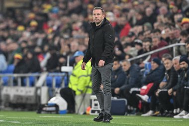 Craig Bellamy, UEFA Uluslar Ligi - Grup B - Grup 4 maçı sırasında Cardiff City Stadyumu 'nda Galler' e karşı Karadağ maçına bakıyor.