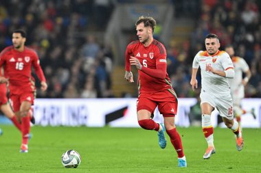 Galler 'den Joe Rodon, UEFA Uluslar Ligi - B-Grubu 4. Maç sırasında Cardiff City Stadyumu' nda Galler 'e karşı Karadağ maçında topu bırakıyor, Cardiff, İngiltere, 14 Ekim 2024