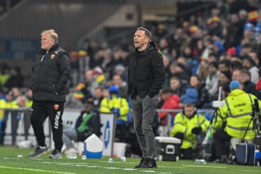 Galler teknik direktörü Craig Bellamy takımına UEFA Uluslar Ligi - Grup B - Grup 4 maçı sırasında Cardiff City Stadyumu 'nda Galler - Karadağ maçında talimat verdi, Cardiff, İngiltere, 14 Ekim 2024