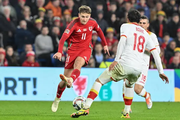 Galler 'den David Brook, UEFA Uluslar Ligi - B Grubu 4. Lig karşılaşmasında Marko Baki' nin baskısı altında topu Cardiff City Stadyumu, Cardiff, Birleşik Krallık 'ta oynanan Galler-Karadağ maçında pas attı.