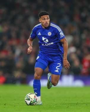 Leicester City 'den James Justin, 30 Ekim 2024' te Old Trafford, Manchester, İngiltere 'de oynanan son 16 maç olan Manchester United ve Leicester City maçında topa vuruyor.