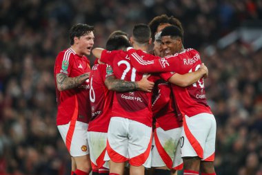 Manchester United takımından Bruno Fernandes, 30 Ekim 2024 tarihinde Old Trafford, Manchester, İngiltere 'de oynanan Carabao Kupası son 16 maçında 3-1' lik galibiyetini kutluyor.