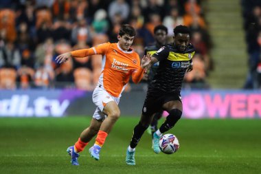 Blackpool 'dan Rob Apter, 28 Ekim 2024' te Bloomfield Road, Blackpool 'da oynanan Blackpool vs Wigan Athletic maçında topu aldı.