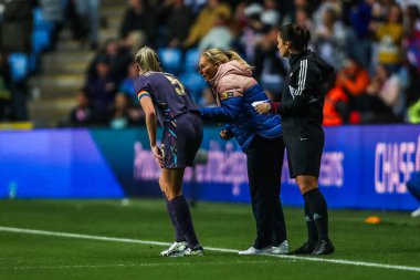 İngiltere 'den Sarina Wiegman, Coventry Building Society Arena, Coventry, Birleşik Krallık, 29 Ekim 2024' te İngiltere Bayanlar Uluslararası Dostluk karşılaşmasında Leah Williamson ile konuştu.