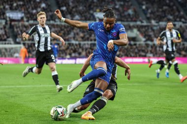 Newcastle United takımından Fabian Schr, 30 Ekim 2024 'te St.James' s Park, Newcastle, İngiltere 'de oynanan Carabao Kupası son 16 maçında Chelsea' ye karşı oynanan maçta Chelsea 'li Christopher Nkunku' yu yere serdi.