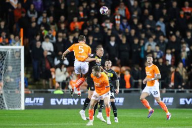 Blackpool 'dan Matthew Pennington, 28 Ekim 2024' te Bloomfield Road, Blackpool 'da oynanan Blackpool-Wigan maçında topu sahaya çıkardı.