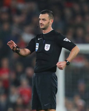 Hakem Andrew Madley Carabao Kupası son 16 maçında Manchester United ile Leicester City, Old Trafford, Manchester, İngiltere 'de karşı karşıya, 30 Ekim 2024