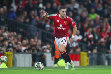 Manchester United takımından Diogo Dalot, 30 Ekim 2024 'te Old Trafford, Manchester' da oynanan son 16 maç olan Manchester United ve Leicester City maçında topa vuruyor.