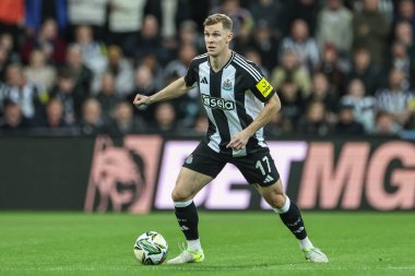 Newcastle United takımından Emil Krafth, 30 Ekim 2024 'te St. James' s Park, Newcastle, İngiltere 'de oynanan Carabao Kupası son 16 maçında Chelsea ile karşı karşıya geldi.