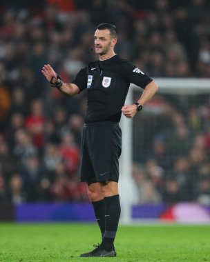 Hakem Andrew Madley Carabao Kupası son 16 maçında Manchester United ile Leicester City, Old Trafford, Manchester, İngiltere 'de karşı karşıya, 30 Ekim 2024