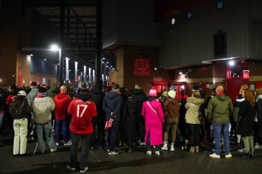 Taraftarlar, 30 Ekim 2024 'te Old Trafford, Manchester, İngiltere' de oynanan Manchester United-Leicester City maçında Carabao Kupası 'ndan önce gelmeye başladılar.