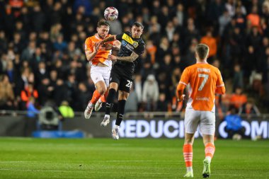 Blackpool 'dan Matthew Pennington, 28 Ekim 2024' te Bloomfield Road, Blackpool 'da oynanan Blackpool-Wigan maçında topu sahaya çıkardı.