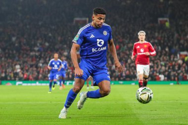 Leicester City 'den James Justin, 30 Ekim 2024' te Old Trafford, Manchester, İngiltere 'de oynanan son 16 maç olan Manchester United ve Leicester City maçında topa vuruyor.