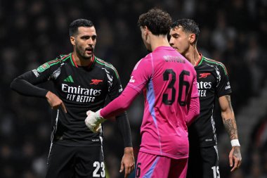 Arsenal 'den Mikel Merino, Carabao Kupası' nda Arsenal 'den Tommy Setford ile konuşuyor. Son 16 maç Preston North End - Arsenal Deepdale, Preston, İngiltere, 30 Ekim 2024